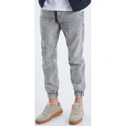 Jeansy slim jogger - Jasny szary. Szare jeansy męskie Cropp, m, bez wzorów. Za 119,99 zł.
