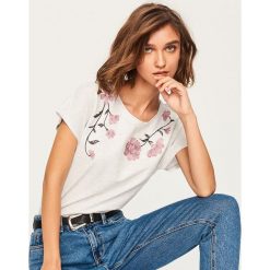 T-shirt z błyszczącą aplikacją - Jasny szar. Szare t-shirty damskie marki Reserved, m, z aplikacjami. Za 29,99 zł.