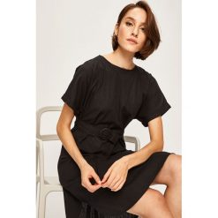 Answear - Sukienka. Czarne sukienki damskie ANSWEAR, na co dzień, s, w paski, ze lnu, casualowe, z okrągłym kołnierzem, z krótkim rękawem, krótkie, mini, proste. W wyprzedaży za 89,90 zł.