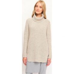 SWETER GOLF DŁUGI RĘKAW DAMSKI LUŹNY. Brązowe golfy damskie marki Top Secret, na zimę, z dzianiny. W wyprzedaży za 59,99 zł.
