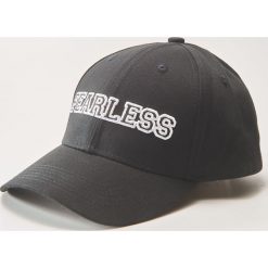 Czapka z daszkiem FEARLESS - Czarny. Czarne czapki z daszkiem męskie House. W wyprzedaży za 19,99 zł.