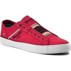 Tenisówki WRANGLER - Starry Slip On WM181033 Red 87. Czerwone półbuty męskie marki Wrangler, na co dzień, bez wzorów, z gumy, bez zapięcia. W wyprzedaży za 169,00 zł.