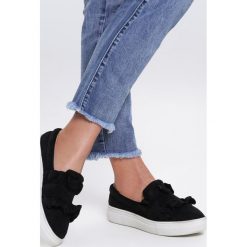 Czarne Slip On After A While. Czarne trampki i tenisówki damskie Renee, bez wzorów, bez zapięcia. W wyprzedaży za 49,99 zł.