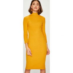 Answear - Sukienka. Pomarańczowe sukienki dzianinowe marki ANSWEAR, na co dzień, l, casualowe, midi, dopasowane. W wyprzedaży za 119,90 zł.