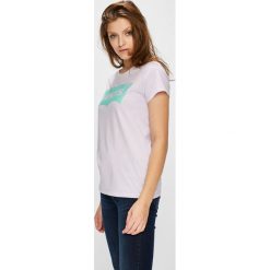 Levi's - Top. Fioletowe topy damskie marki Levi's®, s, z nadrukiem, z bawełny, z okrągłym kołnierzem. W wyprzedaży za 49,90 zł.