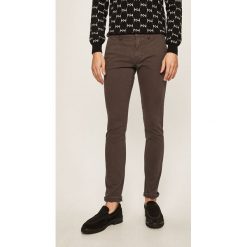 Guess Jeans - Spodnie Daniel. Szare spodnie męskie Guess Jeans, m, z aplikacjami, z elastanu. W wyprzedaży za 229,90 zł.