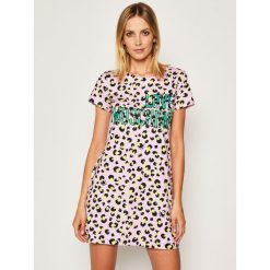Sukienka codzienna LOVE MOSCHINO W592908M 4179. Różowe sukienki damskie Love Moschino, na co dzień, m, bez wzorów, z elastanu, bez kołnierzyka, bez rękawów, proste. W wyprzedaży za 739,00 zł.
