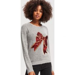 Sweter z aplikacją - Szary. Szare bez kategorii Reserved, s, z aplikacjami. W wyprzedaży za 49,99 zł.