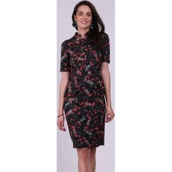 Sukienka w kolorze czarnym ze wzorem. Czerwone sukienki damskie Jesienny butik, xs, bez wzorów, ze stójką, bez rękawów, midi. W wyprzedaży za 129,95 zł.