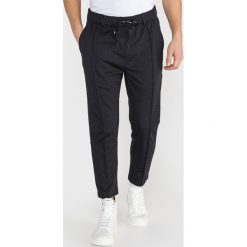 Calvin Klein Spodnie dresowe Czarny. Czarne spodnie męskie Calvin Klein, l, bez wzorów, z elastanu. Za 445,95 zł.