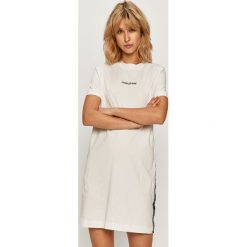 Calvin Klein Jeans - Sukienka. Czarne sukienki damskie Calvin Klein Jeans, na co dzień, s, z aplikacjami, z bawełny, casualowe, z okrągłym kołnierzem, z krótkim rękawem, krótkie, mini, proste. Za 299,90 zł.