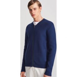 Rozpinany sweter typu bomber - Granatowy. Niebieskie swetry męskie Reserved, s, bez wzorów, bez kołnierzyka, bez kaptura. Za 139,99 zł.