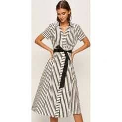 Tommy Hilfiger - Sukienka. Białe sukienki damskie TOMMY HILFIGER, na co dzień, bez wzorów, z elastanu, casualowe, bez kołnierzyka, z krótkim rękawem, krótkie, midi, proste. W wyprzedaży za 599,90 zł.