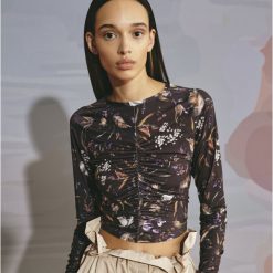 Krótka bluzka z autorskim printem - Wielobarwny. Bluzki damskie Reserved, s, bez wzorów, bez kołnierzyka, z krótkim rękawem. Za 79,99 zł.