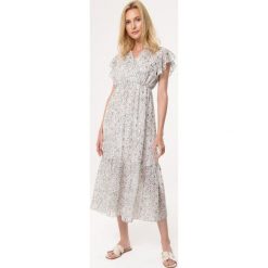 Biała Sukienka Carmel Macciato. Białe sukienki damskie Born2be, s, bez wzorów, bez kołnierzyka, z krótkim rękawem, krótkie, mini, kopertowe. Za 129,99 zł.