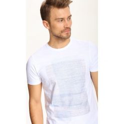 T-shirty męskie: T-SHIRT KRÓTKI RĘKAW MĘSKI Z NADRUKIEM