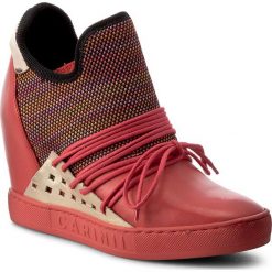 Sneakersy CARINII - B4019 H54-J16-K27-B88. Czerwone półbuty damskie marki Carinii, bez wzorów, ze skóry, bez obcasa, na koturnie, bez zapięcia. W wyprzedaży za 289,00 zł.