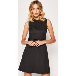 Sukienka koktajlowa Red Valentino TR0VAQ90. Czarne sukienki damskie Red Valentino, bez wzorów, z elastanu, wizytowe, bez kołnierzyka, bez rękawów. W wyprzedaży za 999,00 zł.