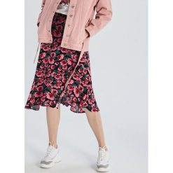 Rozkloszowana spódnica z falbaną - Wielobarwn. Szare spódniczki damskie marki Sinsay, s, bez wzorów, rozkloszowane. Za 59,99 zł.