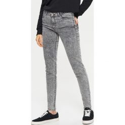 Jeansy PUSH UP - Jasny szary. Szare jeansy damskie Cropp. Za 59,99 zł.