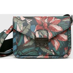 Pepe Jeans - Torebka. Zielone listonoszki damskie Pepe Jeans, w paski, z jeansu, na ramię, małe, z nadrukiem, bez dodatków. W wyprzedaży za 199,90 zł.