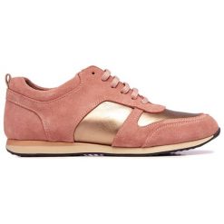 Skórzane sneakersy w kolorze różowo-złotym. Różowe sneakersy damskie Eva Lopez, Maria Barcelo, Castellanismos, ze skóry. W wyprzedaży za 269,95 zł.