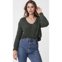 Ciemnozielony Sweter Over It. Zielone swetry damskie Born2be, m, bez wzorów, z jeansu, z krótkim rękawem, długie, bez kaptura. Za 179,99 zł.
