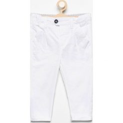Spodnie chino - Biały. Białe spodnie chłopięce marki Reserved. Za 49,99 zł.