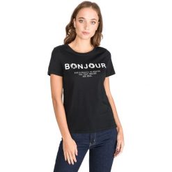 Vero Moda Edith Koszulka Czarny. Czarne koszulki damskie Vero Moda, s, z nadrukiem, z bawełny, bez kołnierzyka, z krótkim rękawem. Za 88,95 zł.