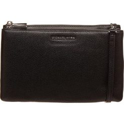 Skórzana torebka "Crossbodies" w kolorze czarnym - 27 x 16 x 5 cm. Czarne torebki klasyczne damskie Michael Kors Accessoires, w paski, ze skóry, na ramię, bez dodatków. W wyprzedaży za 527,95 zł.