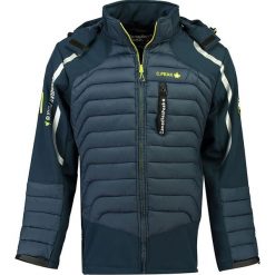 Kurtka softshellowa w kolorze granatowym. Niebieskie kurtki męskie Canadian Peak, s, z aplikacjami, bez kaptura. W wyprzedaży za 239,95 zł.