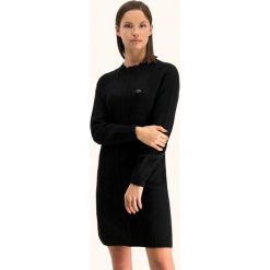 Sukienka dzianinowa Lacoste EF2017. Czarne sukienki damskie Lacoste, bez wzorów, z wełny, bez kołnierzyka, bez rękawów. W wyprzedaży za 339,00 zł.