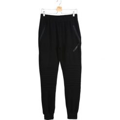 Czarne Spodnie Dresowe Tie the Best. Czarne spodnie dresowe męskie marki Born2be, m, z nadrukiem, z dresówki, z kapturem. Za 24,99 zł.