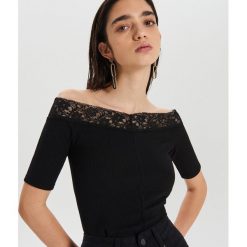 Bluzka z koronkowym dekoltem - Czarny. Czarne bluzki damskie Cropp, s, bez wzorów, z koronki, bez kołnierzyka, bez rękawów. Za 39,99 zł.