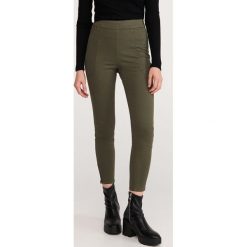 Spodnie z suwakami - Khaki. Brązowe spodnie damskie Reserved. W wyprzedaży za 39,99 zł.