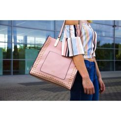 Torba shopper Felice FB36 jasnoróżowa. Różowe torby damskie na zakupy Tagless, z aplikacjami, ze skóry ekologicznej, na ramię, zdobione, bez dodatków. Za 112,14 zł.