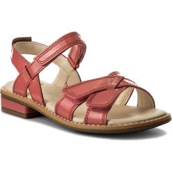 Sandały CLARKS - Darcy Charm 261337636 Coral Patent. Różowe sandały dziewczęce marki Clarks, ze skóry ekologicznej, bez zapięcia. W wyprzedaży za 139,00 zł.