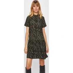 Vero Moda - Sukienka. Pomarańczowe sukienki damskie Vero Moda, na co dzień, s, bez wzorów, z elastanu, casualowe, ze stójką, z krótkim rękawem, krótkie, midi, rozkloszowane. W wyprzedaży za 89,90 zł.