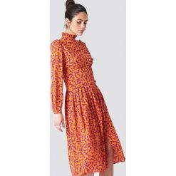 NA-KD Sukienka midi ze stójką i guzikami - Multicolor. Różowe sukienki damskie NA-KD, na co dzień, bez wzorów, ze stójką, bez rękawów, midi, proste. Za 202,95 zł.