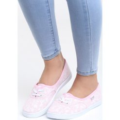 Różowe Tenisówki Teen Girl. Różowe trampki i tenisówki damskie Born2be, w kwiaty, na sznurówki. Za 39,99 zł.