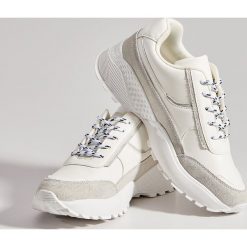 Sportowe buty typu chunky - Biały. Białe buty sportowe damskie Mohito, bez wzorów, sportowe. Za 159,99 zł.
