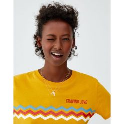 Koszulka z zygzakami i napisem. Brązowe t-shirty damskie marki Pull&Bear, z napisami. Za 24,90 zł.