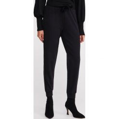 Spodnie dresowe - Czarny. Czarne spodnie damskie Reserved, s, z dresówki. Za 79,99 zł.