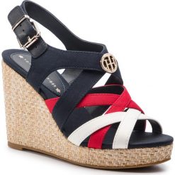 Espadryle TOMMY HILFIGER - Iconic Elena Sandal Hardware FW0FW04104 Rwb 020. Niebieskie espadryle damskie TOMMY HILFIGER, z aplikacjami, ze skóry ekologicznej, bez obcasa, na obcasie. W wyprzedaży za 269,00 zł.
