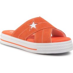 Klapki CONVERSE - One Star Sandal Slip 564146C Turf Orange/Egret/White. Pomarańczowe klapki damskie Converse, bez wzorów, ze skóry, bez obcasa. W wyprzedaży za 129,00 zł.