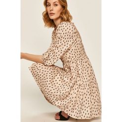Answear - Sukienka. Różowe sukienki damskie ANSWEAR, m, bez wzorów, z poliesteru, bez kołnierzyka, bez rękawów, mini, rozkloszowane. W wyprzedaży za 119,90 zł.