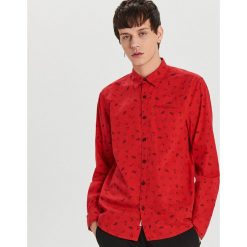 Świąteczna koszula all over - Czerwony. Czerwone koszule męskie Cropp, s, wizytowe. W wyprzedaży za 19,99 zł.