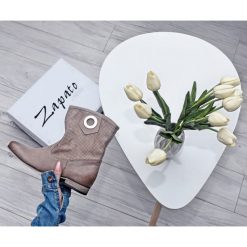Dziurkowane botki na niskim obcasie - skóra naturalna - model 269 - kolor cappuccino. Szare botki damskie Zapato, na wiosnę, ze skóry, eleganckie, na niskim obcasie, na płaskiej podeszwie, bez zapięcia. W wyprzedaży za 319,20 zł.