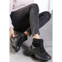 Czarne Sneakersy Masson. Czarne sneakersy damskie Born2be, z lakierowanej skóry. Za 109,99 zł.