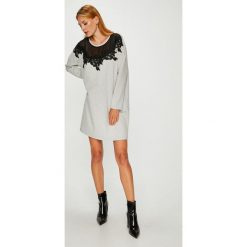 Silvian Heach - Sukienka. Szare sukienki Silvian Heach, na co dzień, l, z dzianiny, casualowe, z włoskim kołnierzykiem, mini. Za 399,90 zł.